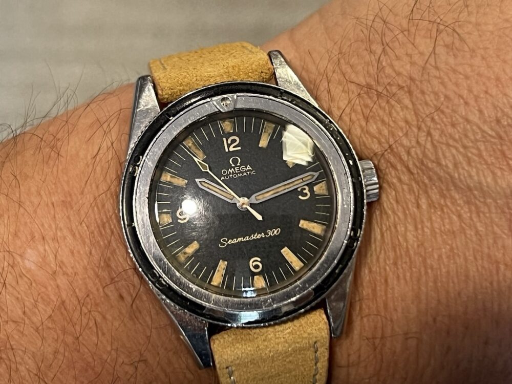 Omega SEAMASTER 300 Vintage Bakelite Bezel 39mm Automatic Caliber 550 with heavy matching patina 165.014-63 year 1963