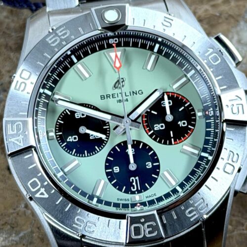 BREITLING Avenger B01 Chronograph 44 Automatic Green Black with Box Papers Card AB0147101L1A1 Never Worn